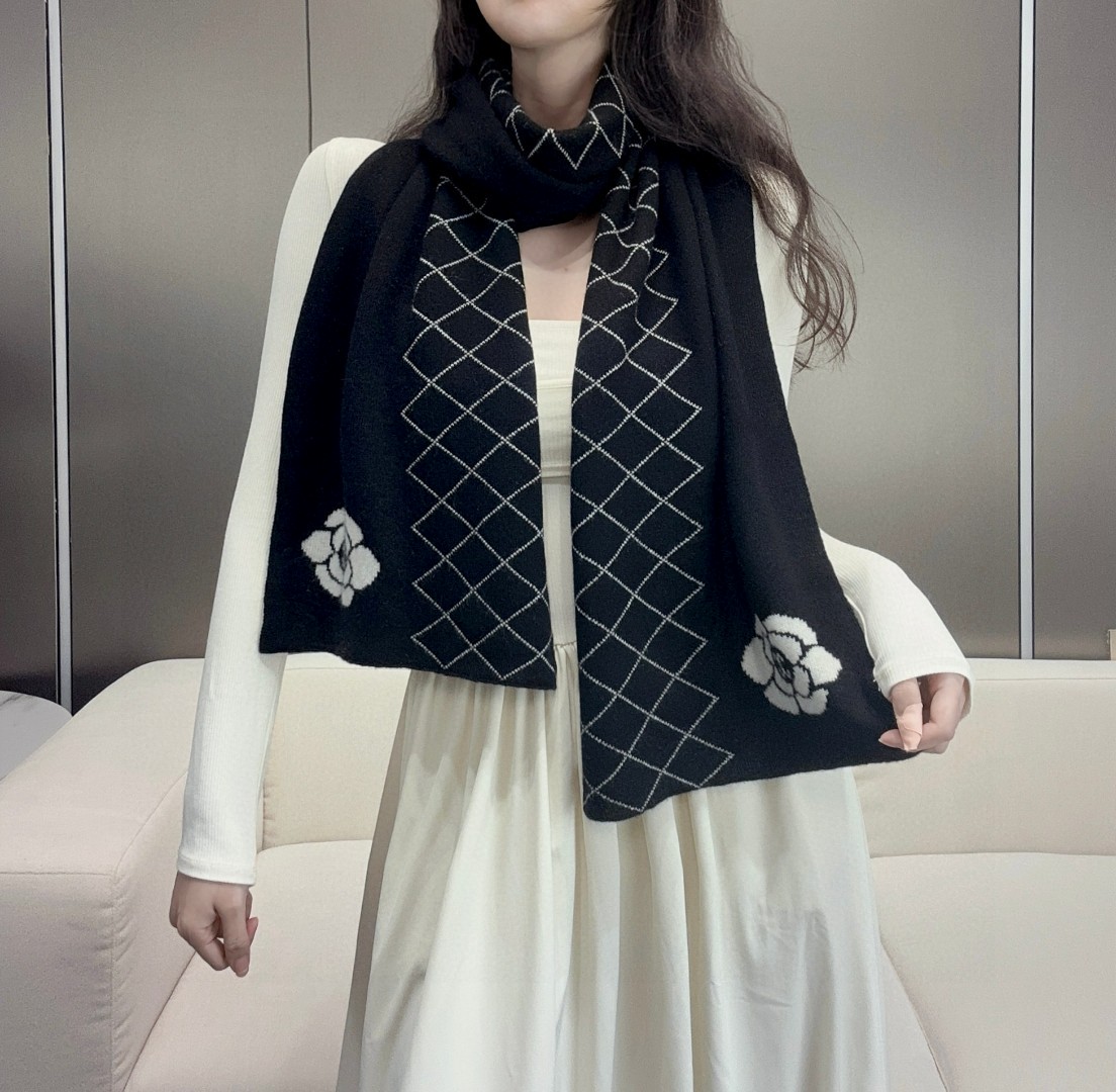 C new diamond and camellia knitted scarf