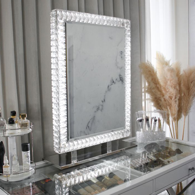 Illuminating Beauty: The Benefits of LED Mirrors for Makeup Applicatio