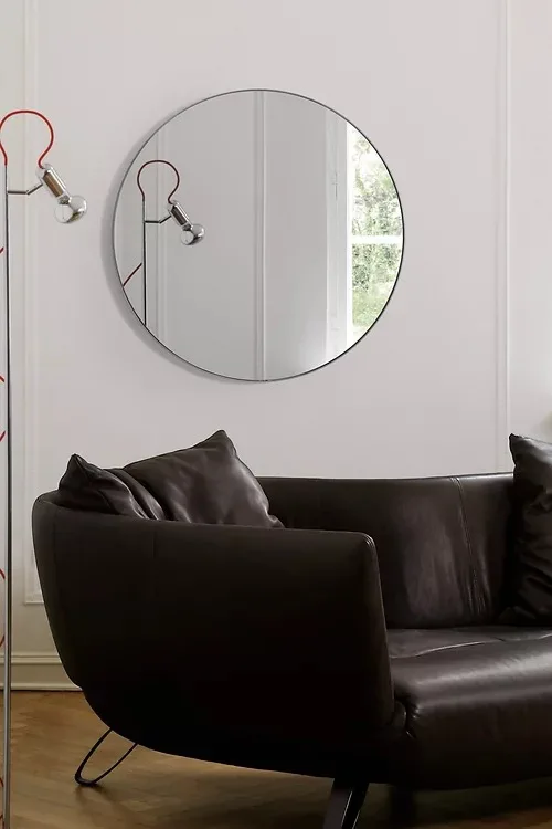 Round LED mirror - edge and finish detail