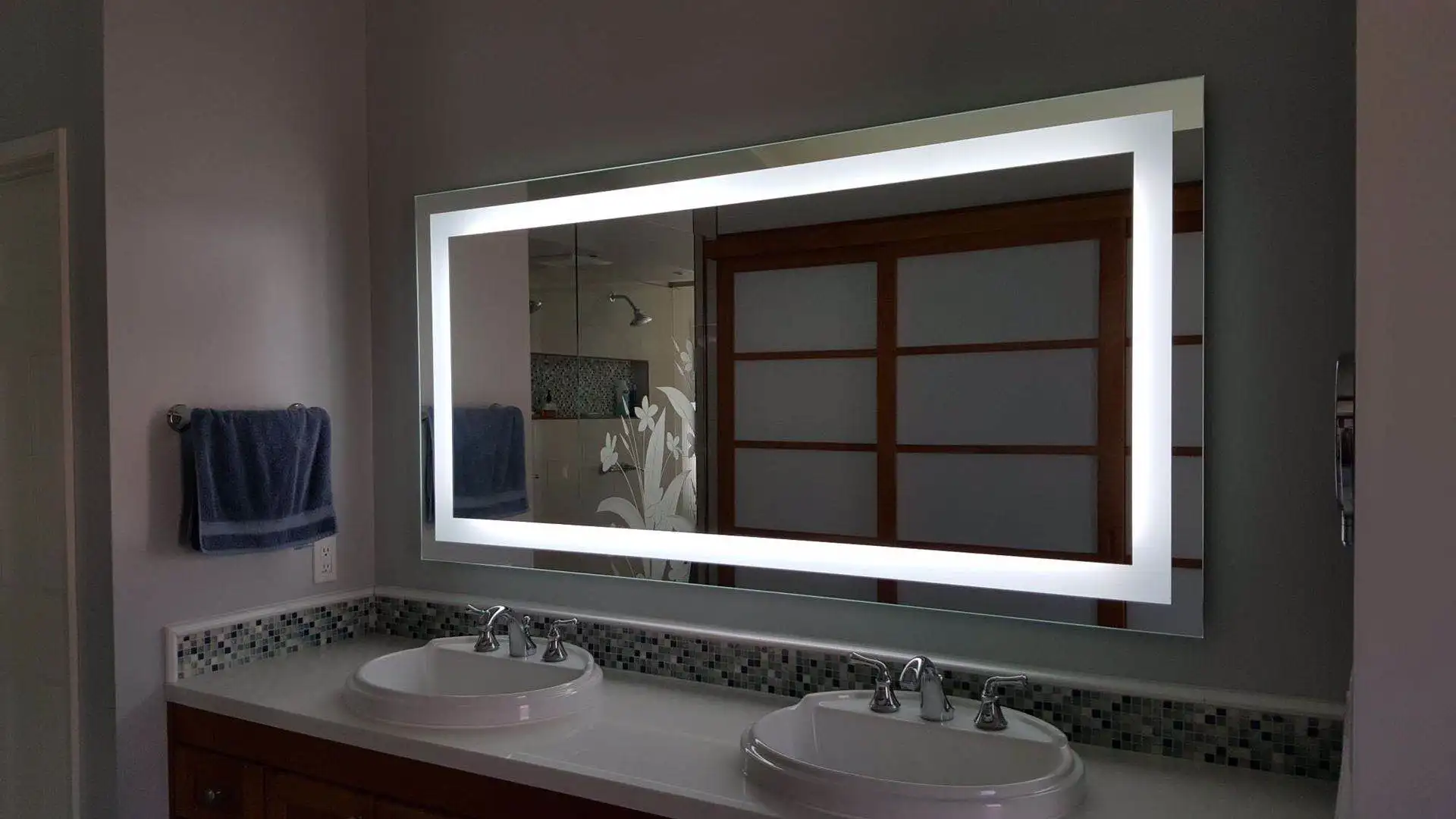 LED mirror lighting effect - illumination detail