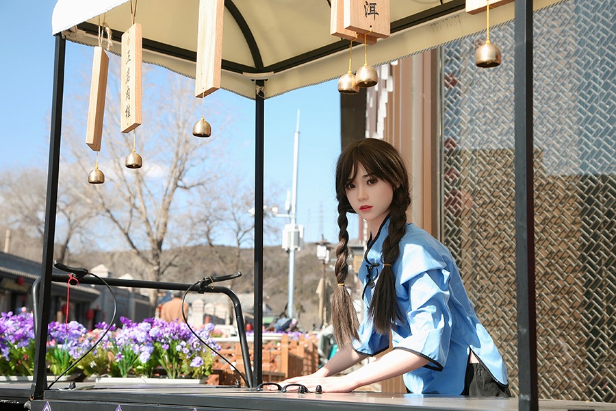 FanRealحQian �C 158cm/5ft2 C-cup Asian Chinese Silicone Sex Doll