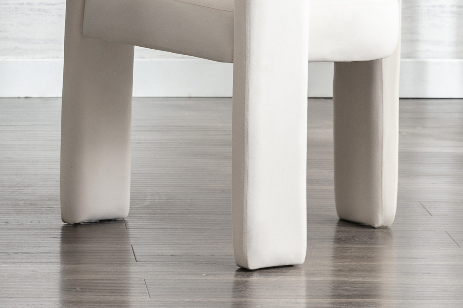 餐椅坚固的木质框架和三脚设计