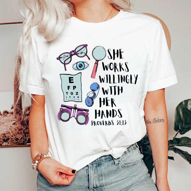 Optometrist She Works Willingly With Her Hands Nurse T-shirt