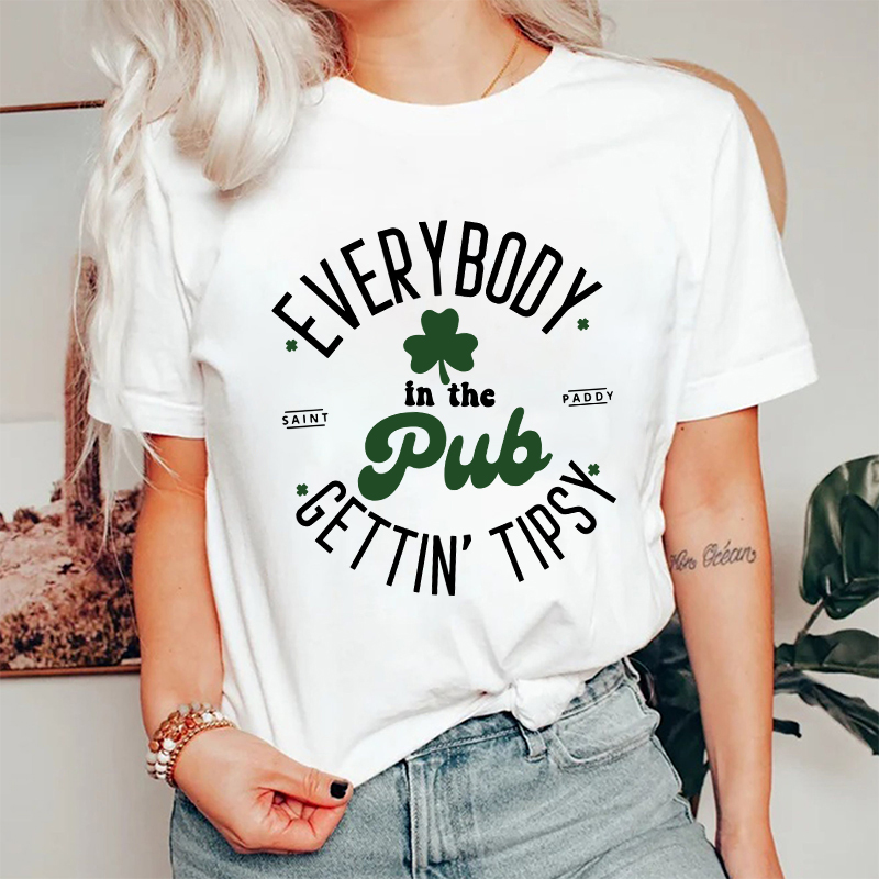 Everybody In The Pub Getting Tipsy Nurse T-Shirt