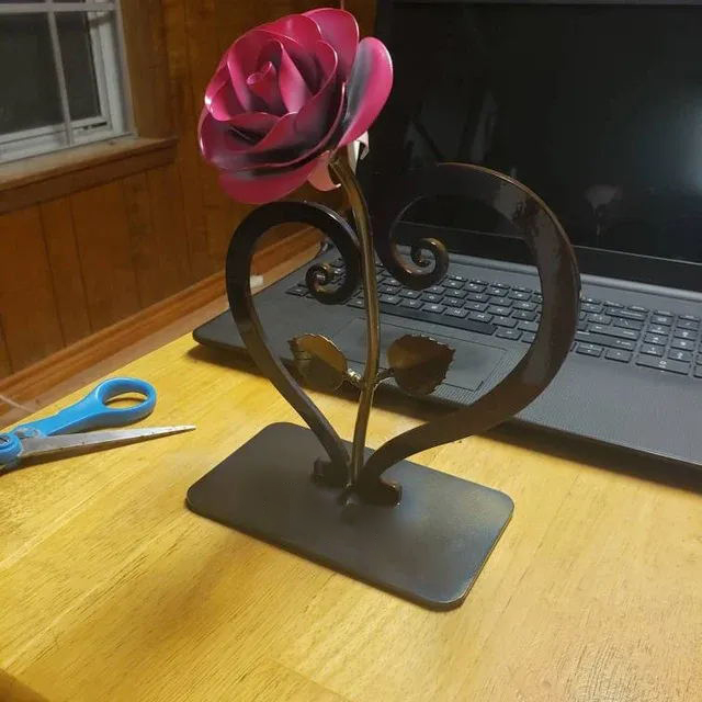 🌹Metal Rose with Heart-Shaped Stand💖