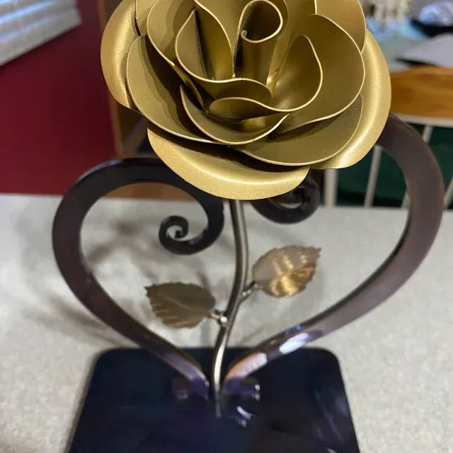 🌹Metal Rose with Heart-Shaped Stand💖