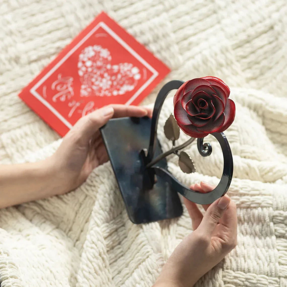 🌹Metal Rose with Heart-Shaped Stand💖