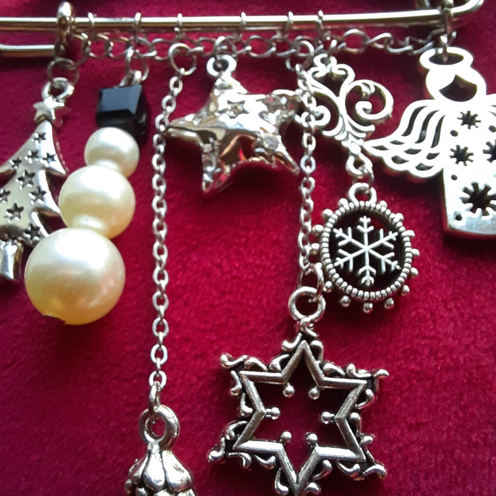 🔥Best selling Christmas gifts--♥️winter brooch charms
