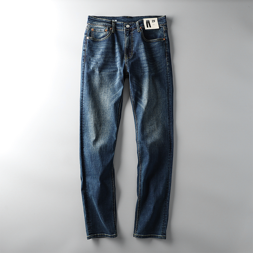 Classic Elegance: Men's Straight-Leg Jeans for Leisure and Everyday Wear
