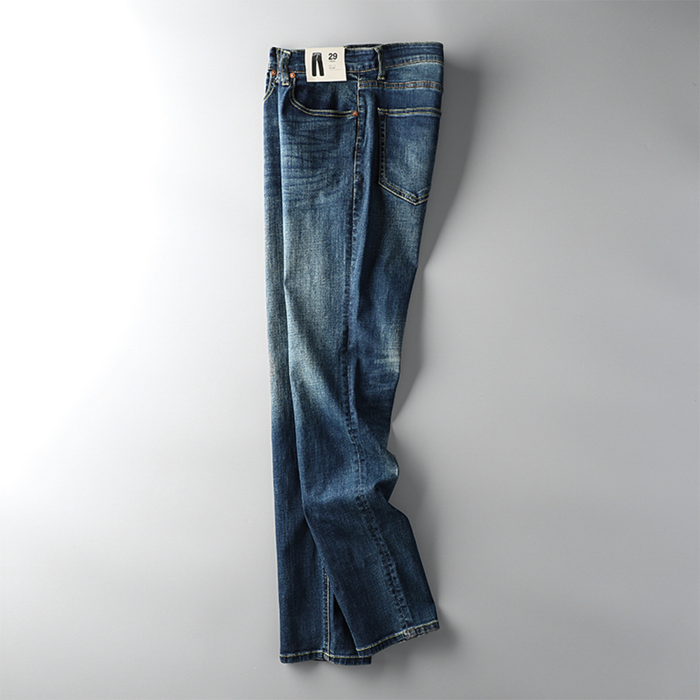 Classic Elegance: Men's Straight-Leg Jeans for Leisure and Everyday Wear