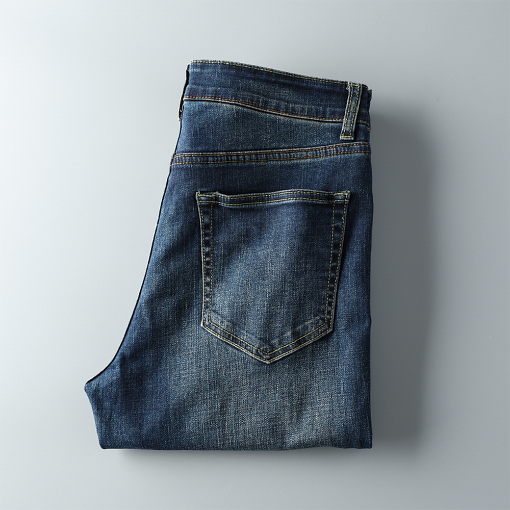 Classic Elegance: Men's Straight-Leg Jeans for Leisure and Everyday Wear
