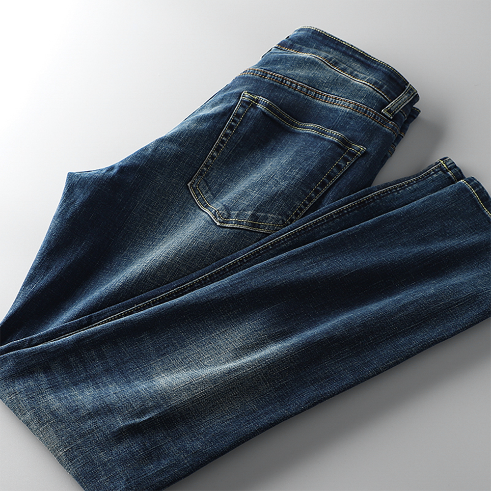 Classic Elegance: Men's Straight-Leg Jeans for Leisure and Everyday Wear