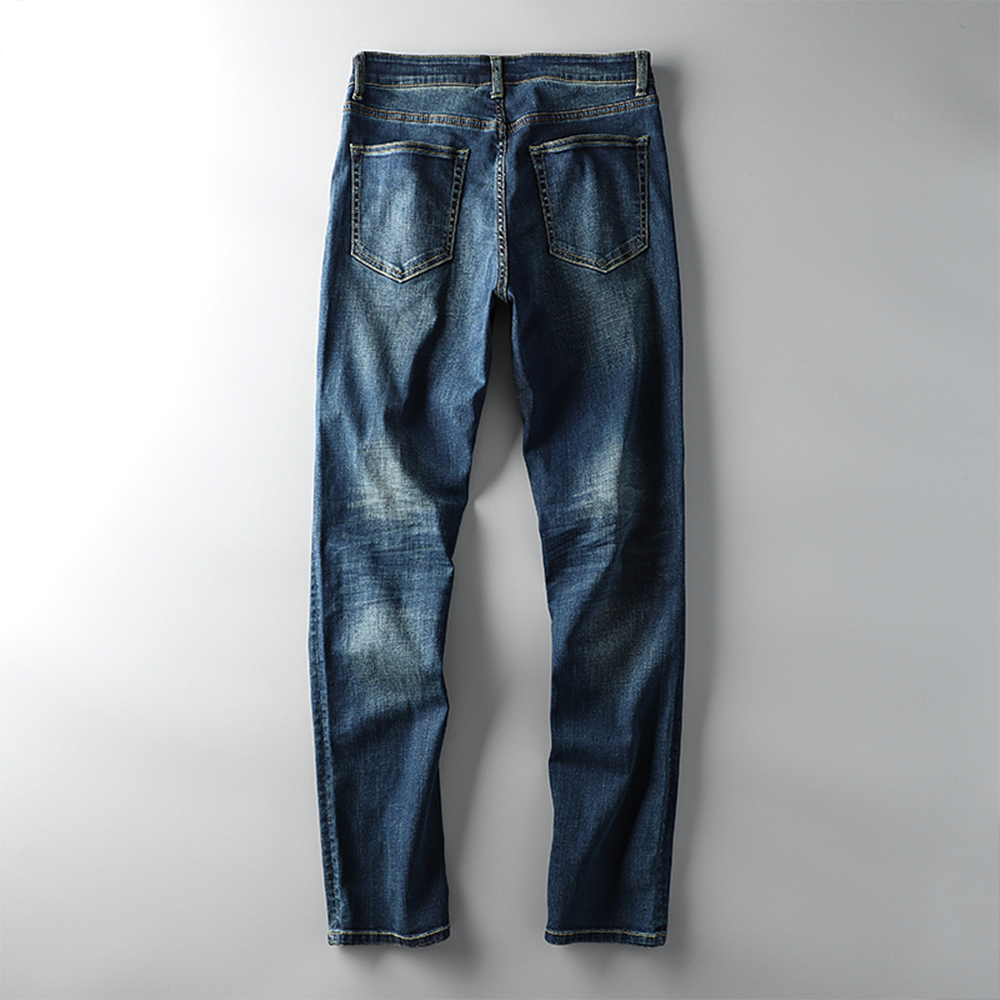 Classic Elegance: Men's Straight-Leg Jeans for Leisure and Everyday Wear