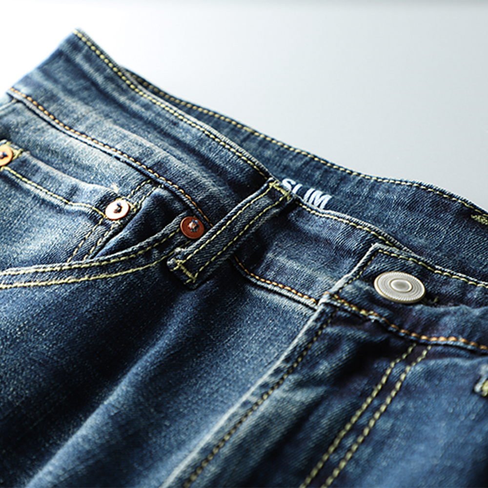 Classic Elegance: Men's Straight-Leg Jeans for Leisure and Everyday Wear