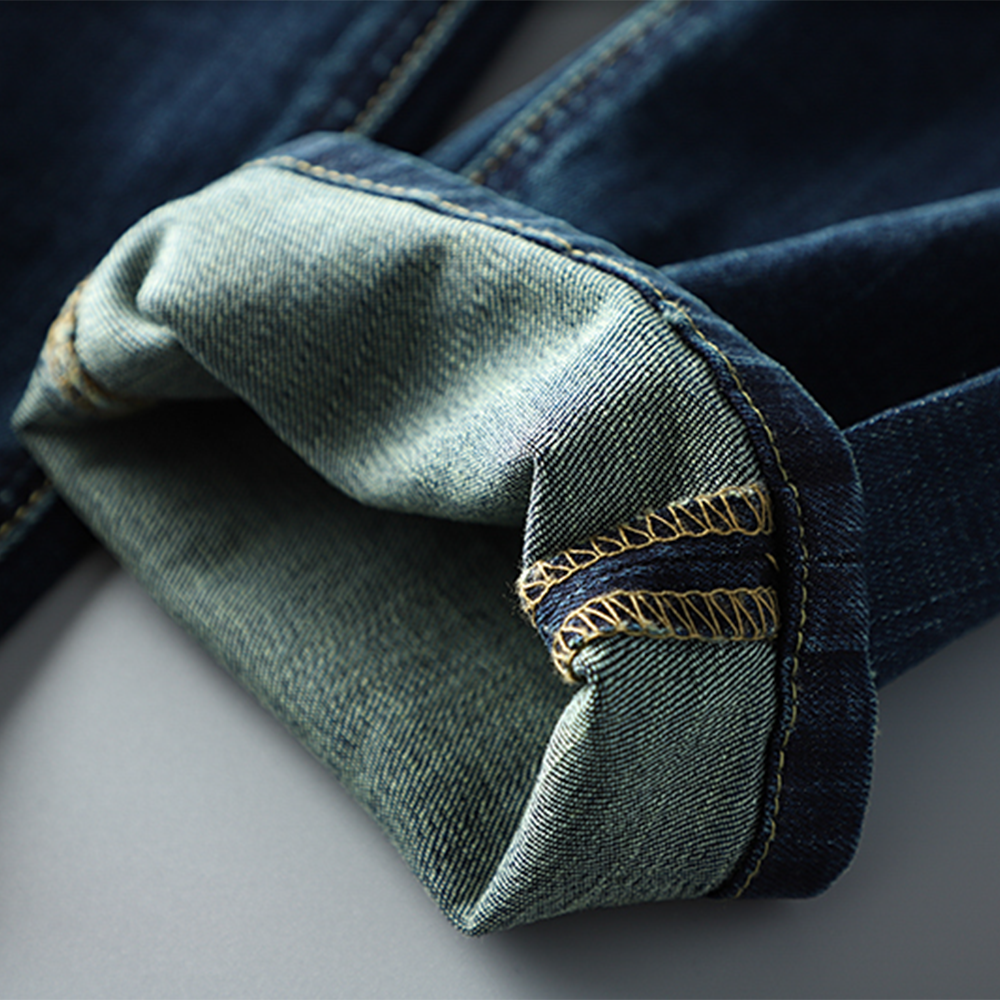 Classic Elegance: Men's Straight-Leg Jeans for Leisure and Everyday Wear