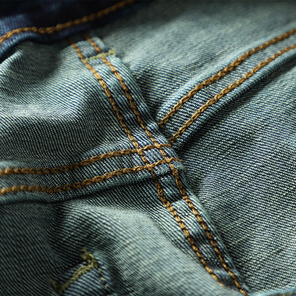 Classic Elegance: Men's Straight-Leg Jeans for Leisure and Everyday Wear