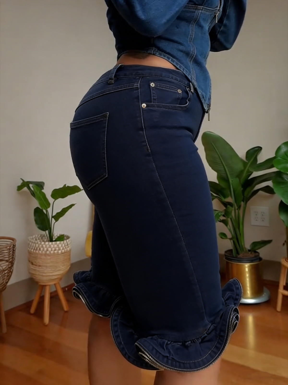 Wave Ruffle Hem Slim Denim Shorts(Please order one size larger)