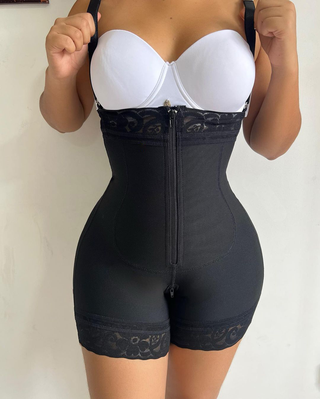 Hourglass Girdle with Defined Curves Strapless with Closure and Snaps