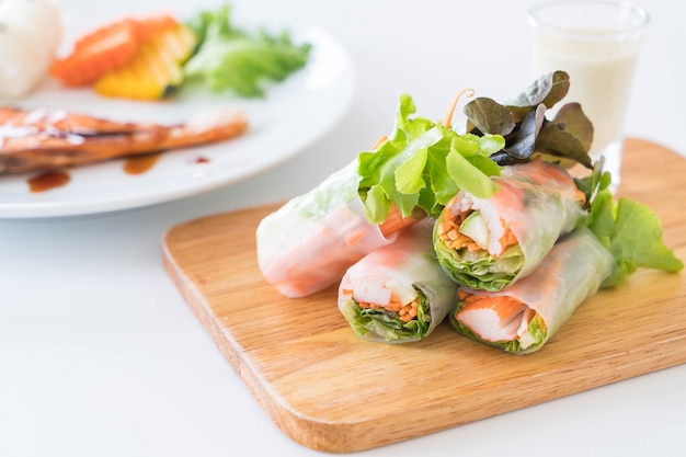 Free photo fresh vegetable noodle spring roll