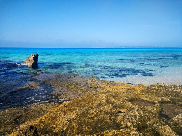 Photo gratuite belle prise d'une plage rocheuse à Formentera, Espagne