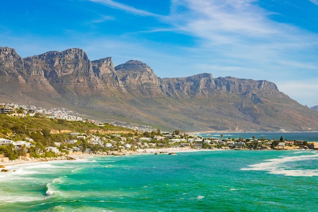 Free photo breathtaking view of the rocky cliffs by the ocean captured in cape town, south africa