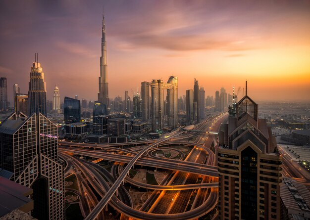 Photo dubai skyline at sunset