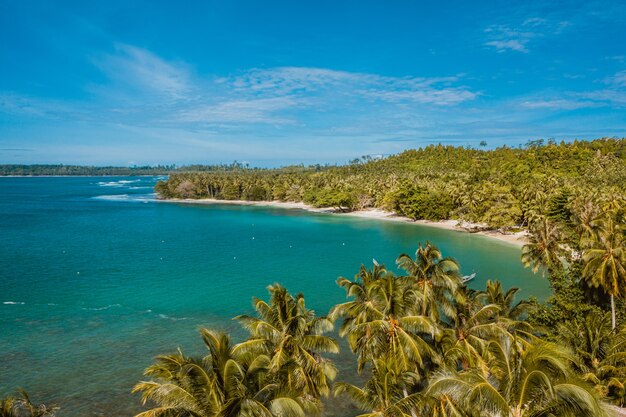 Free photo aerial view of a beautiful tropical beach with white sand and turquoise clear water in indonesia