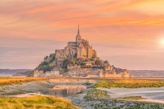 Photo mont saint-michel at sunset twilight in normandy, northern france