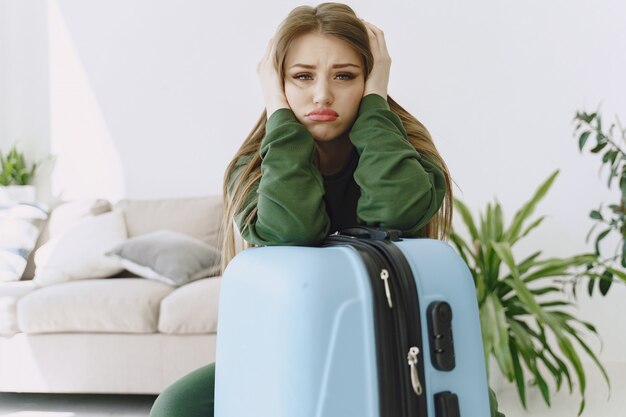 무료 사진 여성이 집에서 여행 가방을 준비하는 모습
