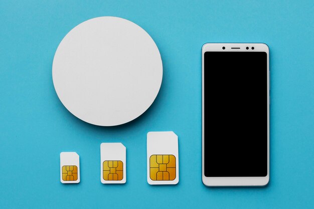 スマートフォンと3枚のSIMカードの上からの無料写真