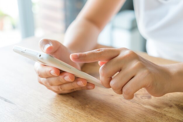 Manos en una foto gratis tocando un teléfono inteligente