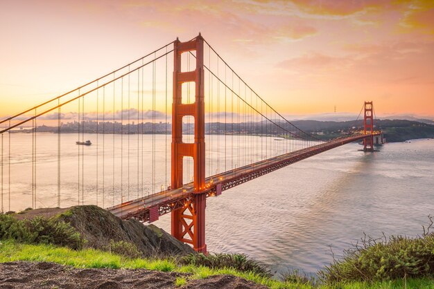 Photo famous golden gate bridge, san francisco at sunset, usa