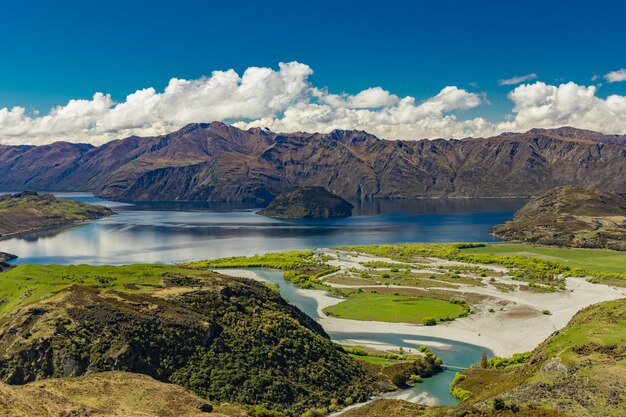 Photo rocky mountain and diamond lake in the mt aspiring national park near wanaka new zealand