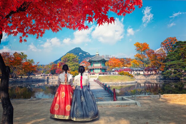 Photo gyeongbokgung palace in autumn with korean national dress
