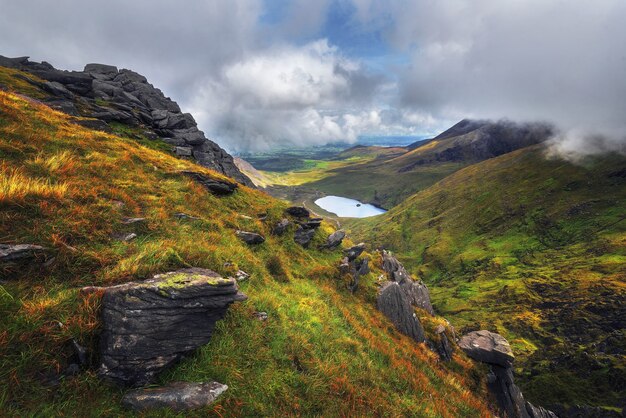Free photo scenic shot of the carrauntoohil in iveragh peninsula in county kerry, ireland