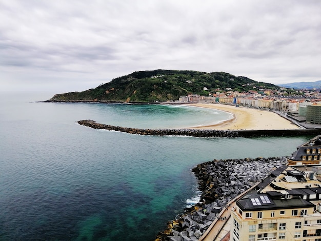 Photo gratuite prise en hauteur d'un paysage de plage fascinant à San Sebastián, Espagne