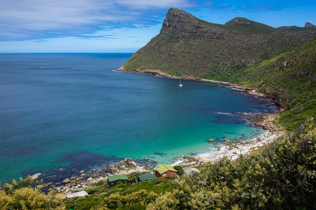 Free photo beautiful mountainous scenery at the beach in cape of good hope, cape town, south africa