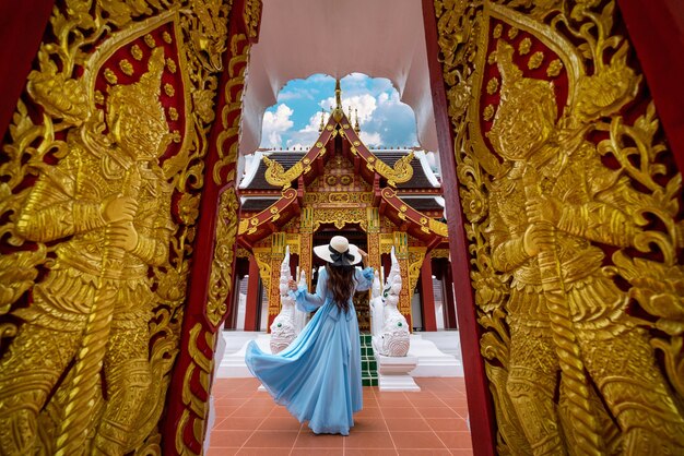 Free photo tourist visiting at wat khua khrae in chiang rai, thailand