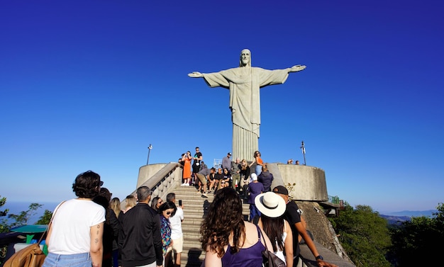 Photo rio de janeiro brazil june 21 2023 a crowd of people lined up to take a photo with the statue of christ the redeemer on corcovado mountain rio de janeiro brazil