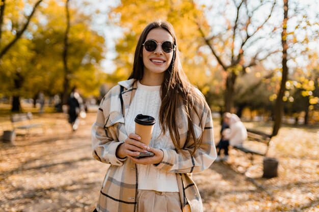 Free photo attractive young woman walking in autumn wearing jacket