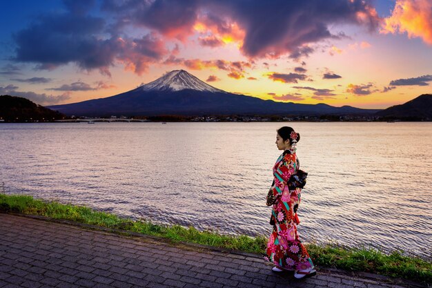 Free photo asian woman wearing japanese traditional kimono at fuji mountain