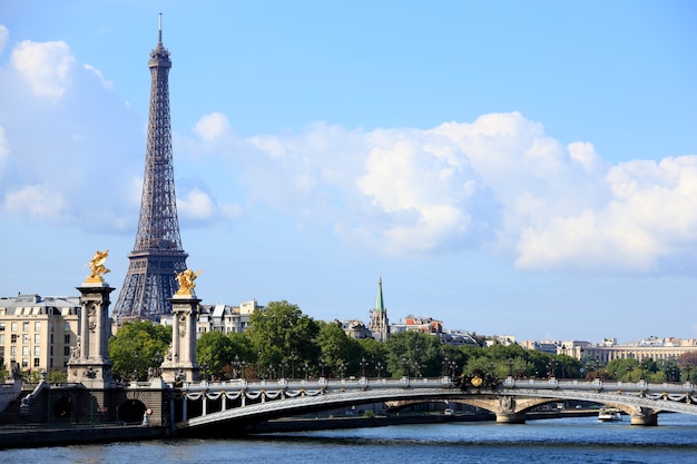 Photo gratuite de la tour Eiffel à Paris avec le pont