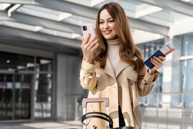 Foto gratuita de una mujer sosteniendo un teléfono
