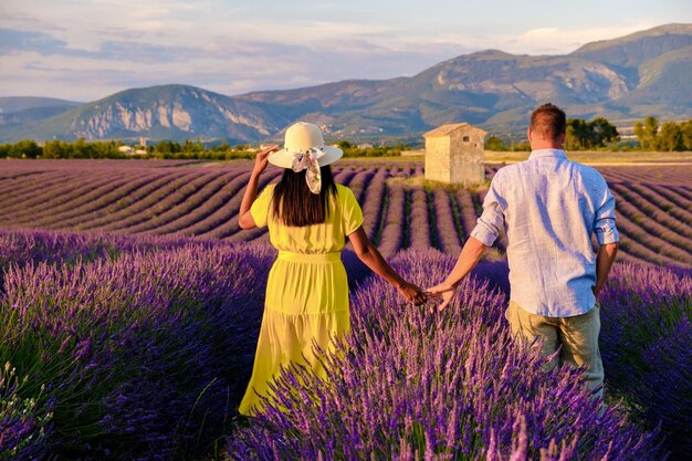 Photo provence lavender field france valensole field of lavender southern france couple on vacation
