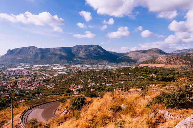 Photo view from the top of the city of terracina in italy and the mediterranean coast beautiful landscape with views of the valley and mountains