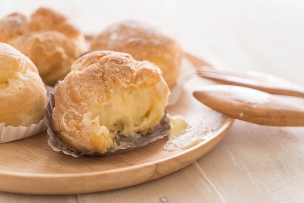 Free photo cream puff on plate