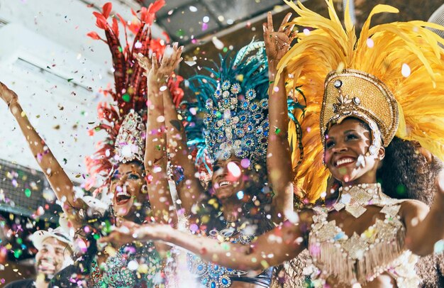 Photo lets dance all our troubles away cropped shot of beautiful samba dancers performing in a carnival with their band