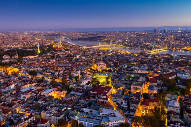 Photo gratuite vue aérienne de la ville d'Istanbul au lever du soleil en Turquie.