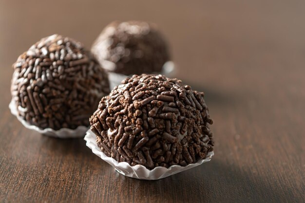 Photo brazilian brigadeiro brigadier traditional candy for party with chocolate sprinkles