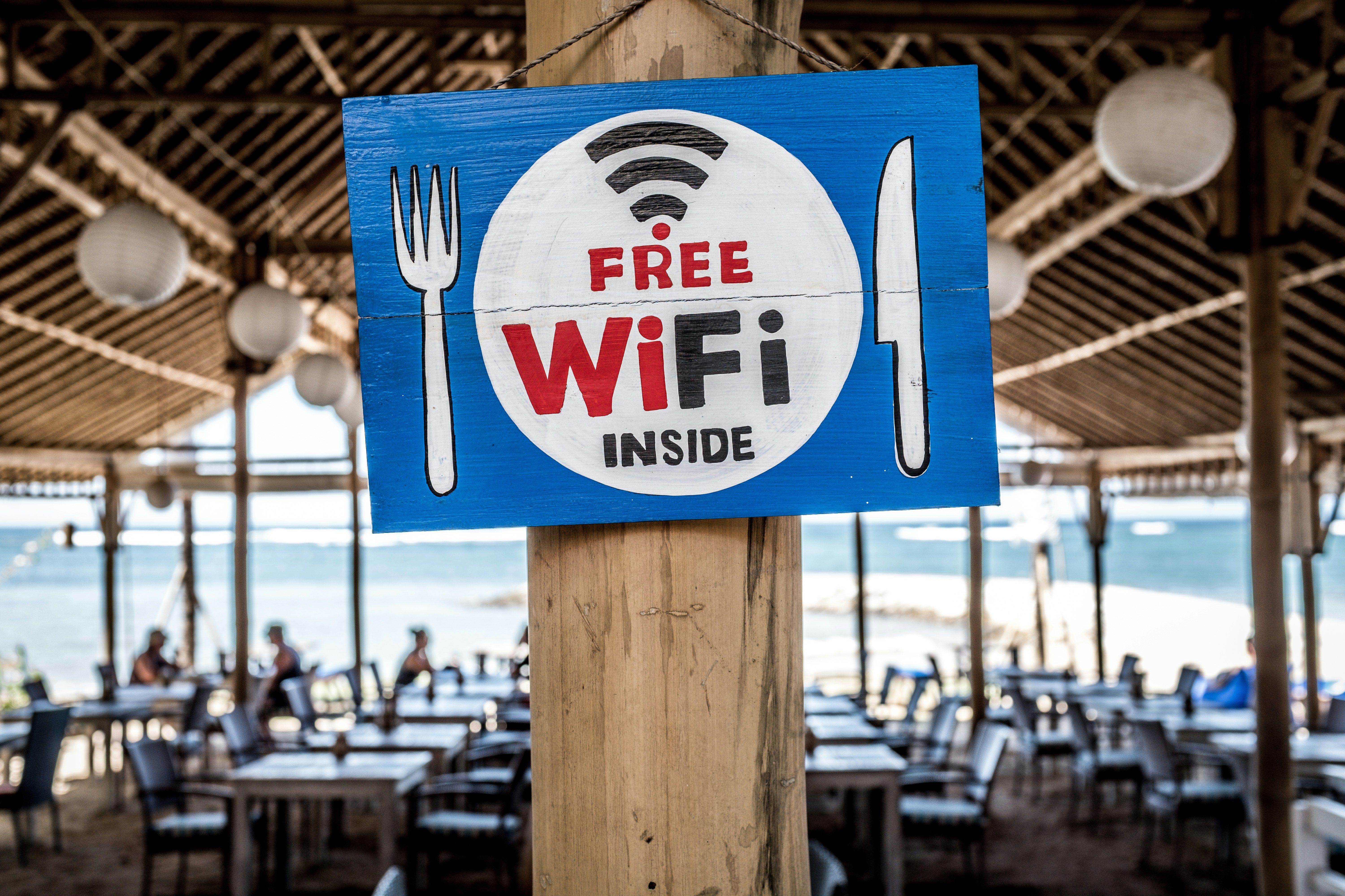 Cartel de WiFi gratuito en un poste de madera